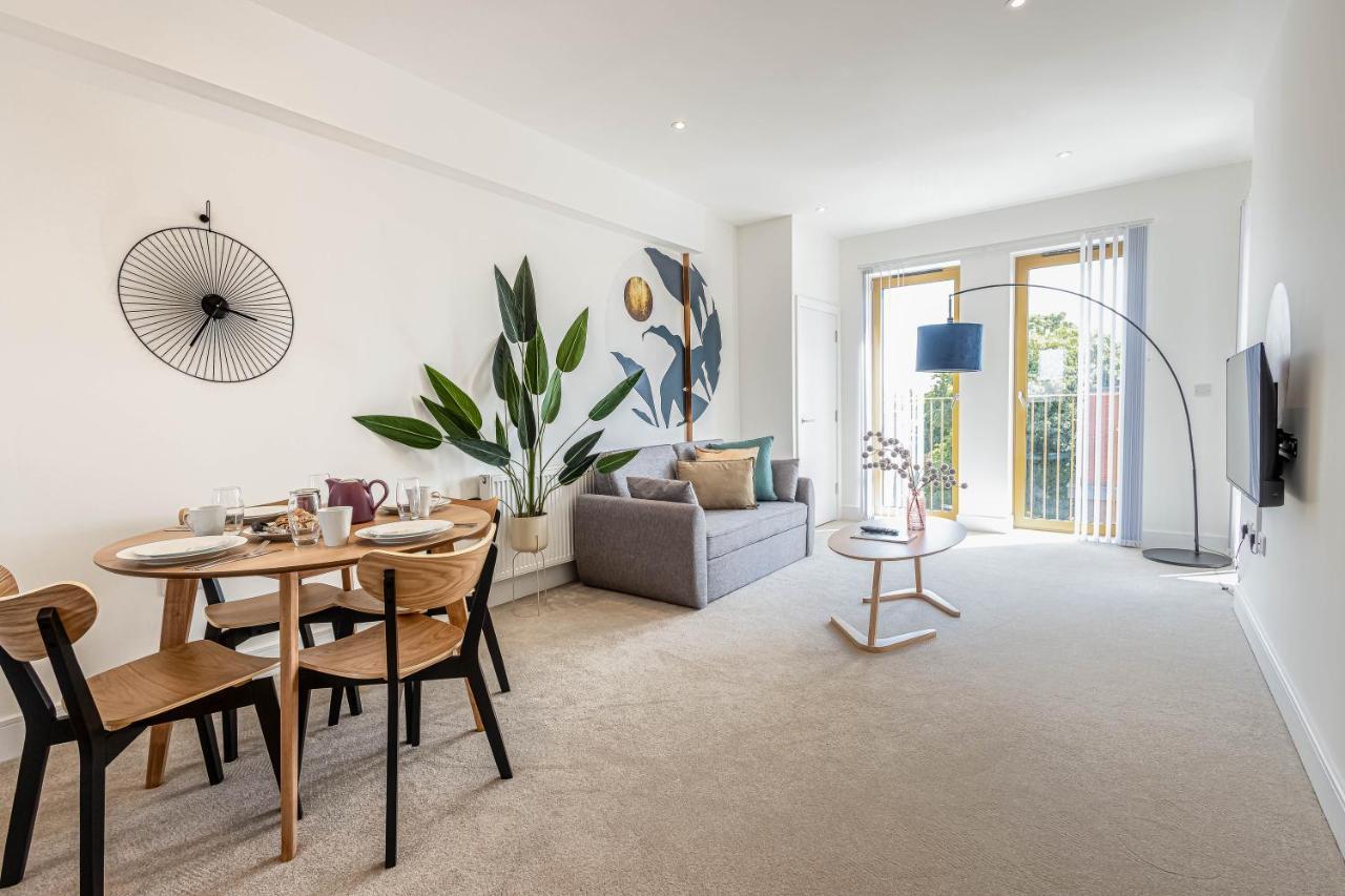 Modern Apartments With Balcony In Merton Near Wimbledon By Sojo Stay Митчам Экстерьер фото